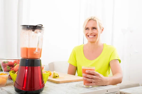 Femme mûre profiter d'un smoothie — Photo